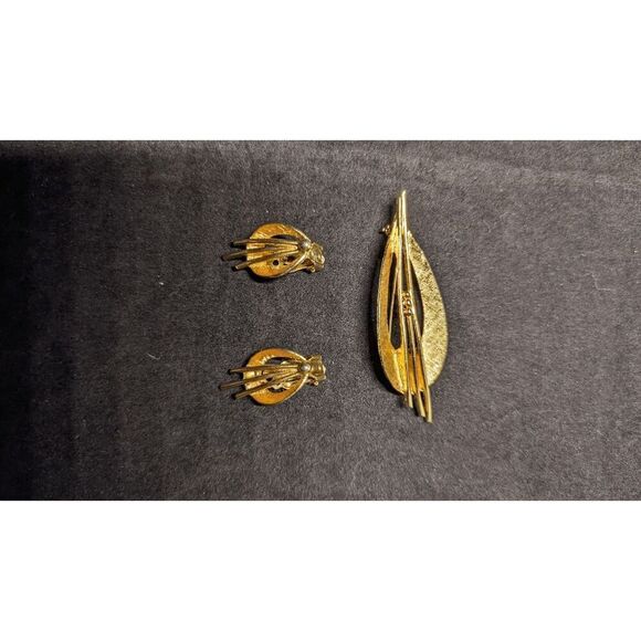 Vintage Unsigned Brushed & Textured Gold Tone Leaf Fan Pin Clip-on Earrings Set - Picture 4 of 5